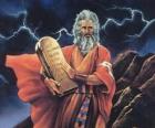 Mojžíš s deskami zákona, na kterých je napsáno deset přikázání