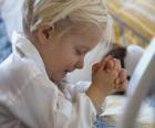 Dívka se modlí s rukama v modlitbě