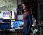 Peter Parker v podzemní laboratoři Dr. Connors