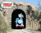 Přátelské parní lokomotiva Thomas vycházející z tunelu