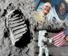 Neil Armstrong (1930-2012) byl NASA astronaut a první člověk stanul na měsíci na 21. července 1969, v mise Apollo 11