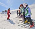 Skupina dětí pozorný k lyžařského instruktora