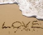 Fotografie z slovo láska, LOVE, napsal na pobřeží