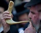Muž hraje Šofar. Dechový hudební nástroj typické od židovské svátky