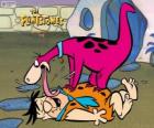 Fred Flintstone dostává vřelého přijetí od Dino