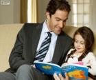 Táta pomáhá čtení s jeho dcerou