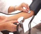 Zdravotní sestra s krevní tlak na pacienta
