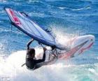 Praktikující windsurfing