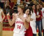 Gabriella Montez obejme Troy Bolton