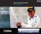 Lewis Hamilton slaví vítězství v Grand Prix Číny 2015