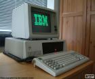 IBM PC 5150 (1981) s klávesnicí a zelené monitoru. Je to předchůdce současné osobních počítačů