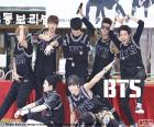 BTS nebo Bangtan Boys, skupiny jihokorejský K-popová tvořené Jin, Suga, J-Hope, Rap Monster, Jimin, V, a Jungkook