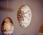 Vejce velikonoční malované na výzdobu visící ze stropu