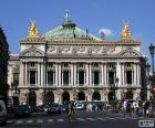 Fasáda budovy Opéra Garnier nebo Palais Garnier, jeden z nejtypičtějších staveb v 9. pařížské čtvrti