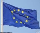 Vlajka Evropské unie se skládá z dvanácti zlatých hvězd v kruhu na modrém pozadí. Navrhl Arsène Heitz v roce 1955