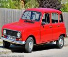 Červený Renault 4, nástroj produkován francouzskou automobilkou Renault od roku 1961 do roku 1994