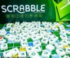 Scrabble je desková hra, která zahrnuje stavbu slov na desce