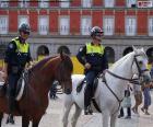 Dva důstojníci eskadry kavalérie městské policie z Madridu