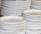 Bílé porcelánové talíře