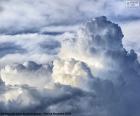 Cumulonimbus je bouřkový oblak, který roste do velkých výšek 