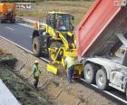 Zaměstnanci pracující na dálnici