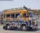 Minibus je dopravního prostředku levné pro posuny v Dakaru, Senegal