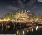 Krásná fotografie města Amsterdamu v noci, Nizozemsko