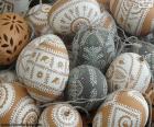 Několik velikonočních vajíček zdobených krásnými kresbami