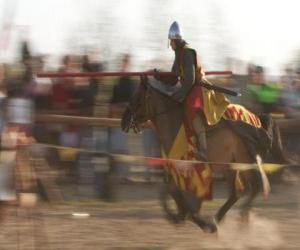 Puzle Rytíř zahájila rychlý útok proti nepříteli s kopím na koni