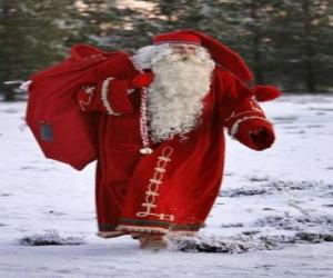 Puzle Santa Claus nesoucí velký pytel s dárky Vánoce v lese