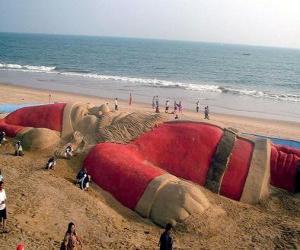 Puzle Santa Claus sochařství na pláži se