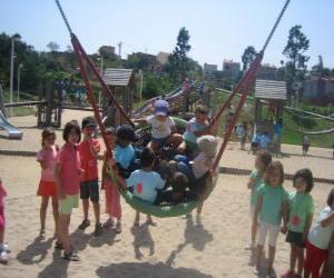 Puzle Skupina dětí hrajících si v parku