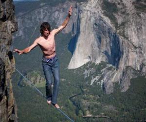 Puzle Slackline je rovnováha sport, který využívá pásku, která je přilepená mezi dvěma pevnými body