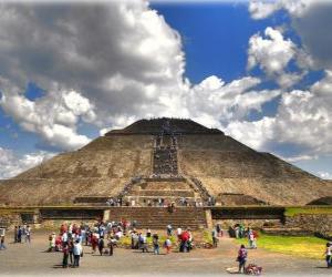 Puzle Sluneční pyramida, největší stavba v archeologické město Teotihuacan, Mexiko