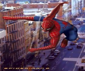 Puzle Spider Man se pohybuje velmi rychle a svižně městem vyrovnávání se s jeho pavučina