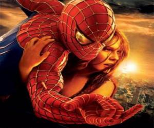 Puzle Spiderman s mladou ženu v náručí visel na pavučině do nebe města