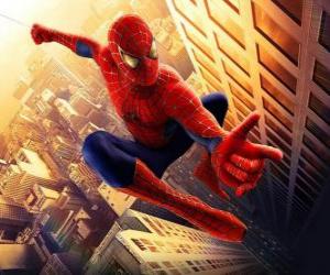 Puzle Spiderman skákání mezi budovami města s jeho kyvná spider