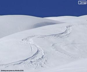 Puzle Stopy po lyžích ve sněhu