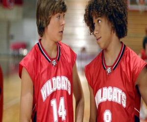 Puzle Troy Bolton (Zac Efron) a Čad (Corbin Bleu), košile s Wildcats