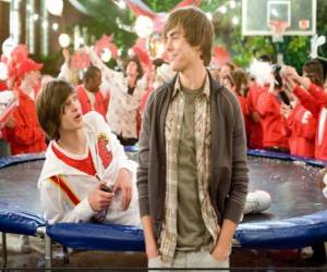 Puzle Troy Bolton (Zac Efron) na oslavu po vítězství basketbalový turnaj.