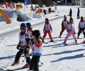 Puzle Typická scéna s dětmi v zimě lyžování v horských