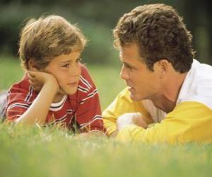 Puzle Táta mluvil s jeho synem v parku
