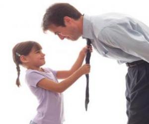 Puzle Táta sledoval svou dceru, jak se svázaný kravatu