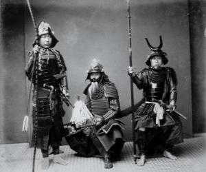 Puzle Tři autentické Samurai Warriors, v brnění, helmu Kabuto a ozbrojených
