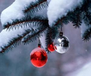 Puzle Tři vánoční koule visící ze stromu