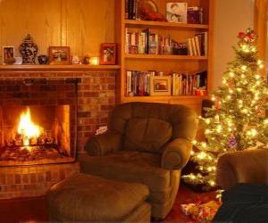 Puzle V obývacím pokoji domu na Štědrý večer na ohni a strom s dárky