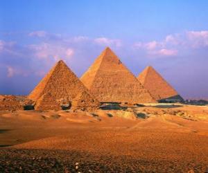 Puzle Velká pyramida v Gíze ve středu společně s dalšími dvěma významným pyramidy v Gíze areálu pohřebiště na okraji Káhira, Egypt