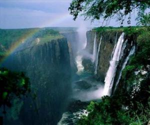 Puzle Viktoriiny vodopády na řece Zambezi na hranicích Zambie a Zimbabwe