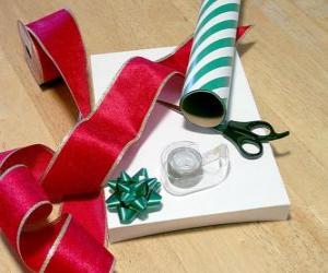 Puzle Vánoční dárky s ozdobnými pásky a nůžky