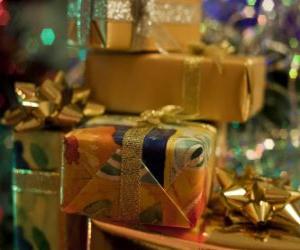 Puzle Vánoční dárky s ozdobnými vazby